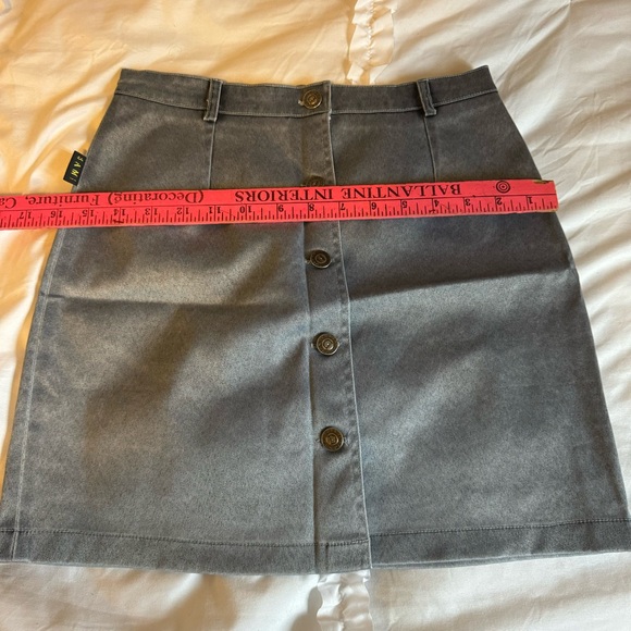 SAMI young size mini skirt buttoned in front. - Picture 10 of 11